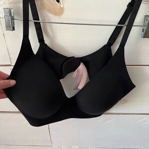 Victoria’s Secret Black Seamless Bra, size large, tee shirt bra, EUC